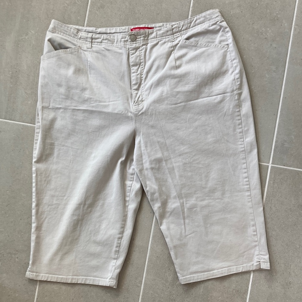 Gloria Vanderbilt Capris 22W